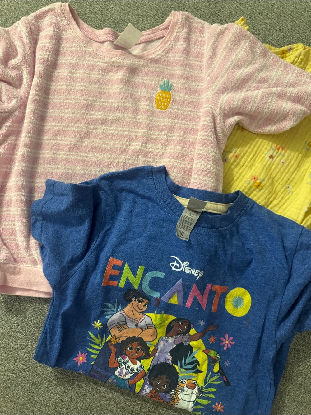 5/$15- T-shirt bundle - Picture 3 of 3